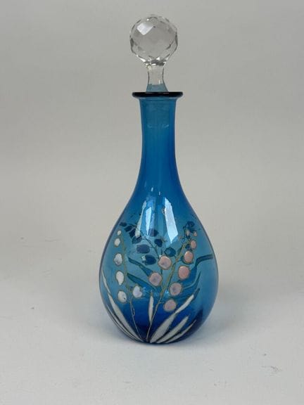Kleine, blau gefärbte Glasflasche mit emailliertem