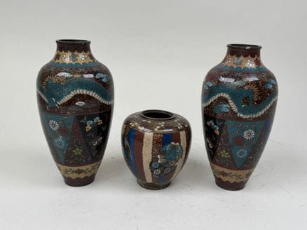 CHINA, 20. Jahrhundert. 
Paar balusterförmige Vase