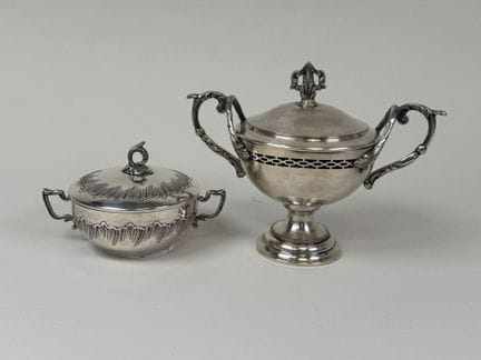 Set aus versilbertem Metall, bestehend aus:
- eine