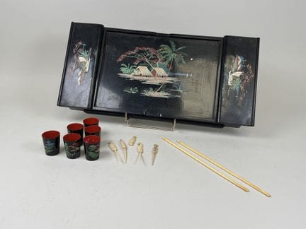 INDOCHINA, 20. Jahrhundert.
Set aus lackiertem Hol
