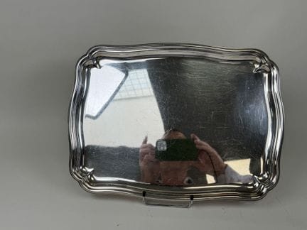 Großes Tablett aus versilbertem Metall mit gezackt
