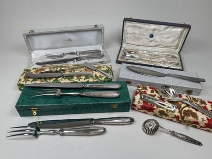 Silver plated metal set including:
- a salad serve