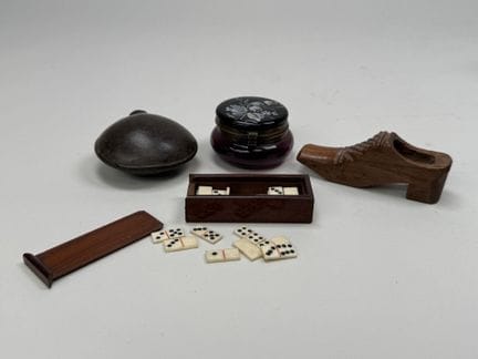 Set of display items including:
- a set of miniatu