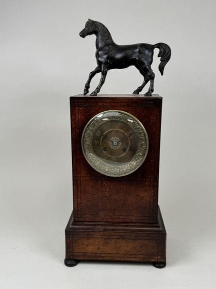 Standuhr aus Furnier, rundes Zifferblatt aus Messi