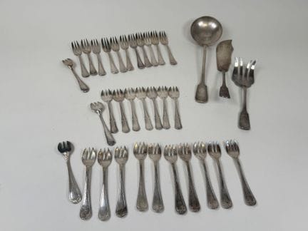 Set aus versilbertem Metall, bestehend aus:
- BOUL