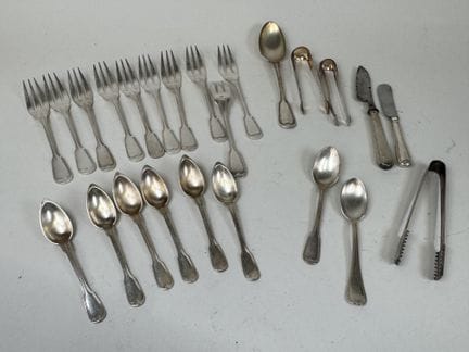 Set aus versilbertem Metall, bestehend aus:
- ERCU