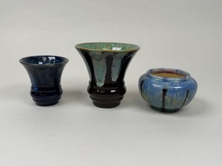 皮埃尔丰，20世纪初。
两只小釉面石质花瓶，蓝、绿、棕三色底纹上饰有图案。
背面有印记。
高11厘米
