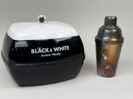 Set bestehend aus:
- BALCK &amp; WHITE.
Eiskübel a