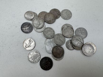 Silbermünzen, bestehend aus:
- 22 Stück 2-Franc-Mü