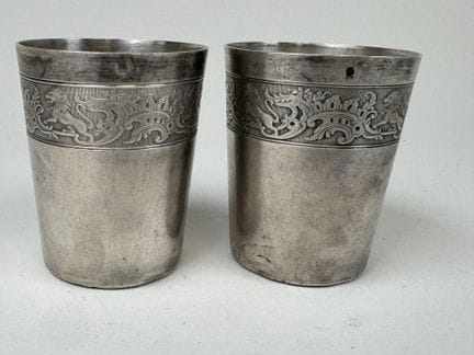 Ein Paar gerader Silberbecher mit fein ziseliertem