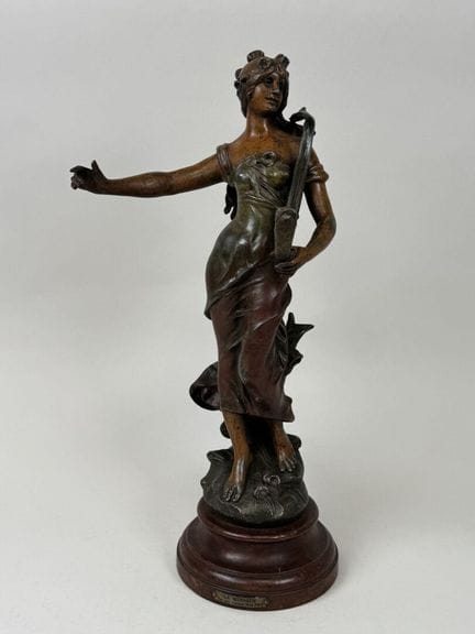 路易·奥古斯特·莫罗（1834-1917），据其作品。
《音乐》。
雷古尔风格雕塑，底座为车削木质。