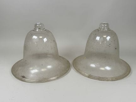 Ein Paar kleiner, runder Glocken aus Glas in Form 