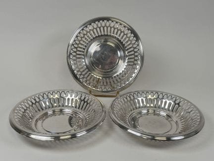 Drei runde Schalen aus durchbrochenem, versilberte