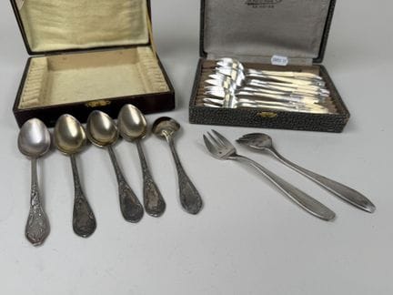 Set aus versilbertem Metall, bestehend aus:
- eine