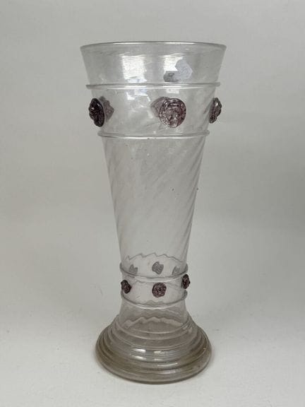 Vase aus mundgeblasenem Glas mit Applikationen in 