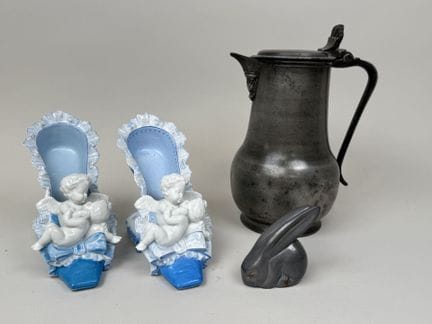 套装包含：
- 一对蓝白瓷小收纳盒，饰有穿着鞋子的天使图案。
14 × 15 × 7.5 厘米。
（