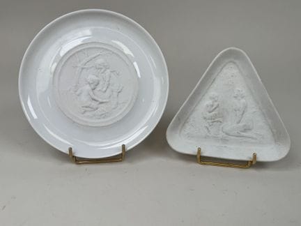 两只用于放置小物件的瓷质和素烧小碗，饰有生动场景图案，一只呈圆形，另一只呈三角形。
直径14.5厘米