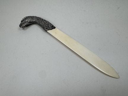Brieföffner aus Elfenbein-Imitat, mit einem Griff 
