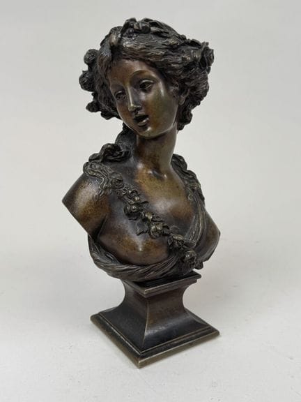 雅克·马林（1877-1950）。
女性半身像。
带做旧效果的青铜雕塑。
高23厘米。