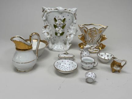 A set of polychrome and gold porcelain pieces, con