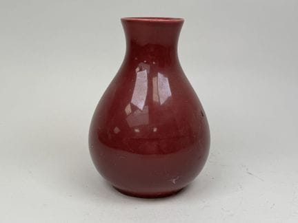 Keramikvase auf rotem Hintergrund.
H: 20 cm.