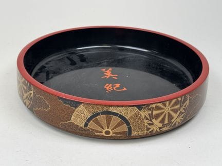 JAPAN, 20. Jahrhundert.
Rundes Tablett aus Kunstst