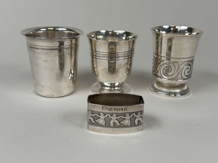 Set aus versilbertem Metall, bestehend aus drei Be