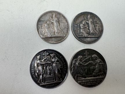 4 silberne Hochzeitsmünzen, darunter F. PETIT.
Gew