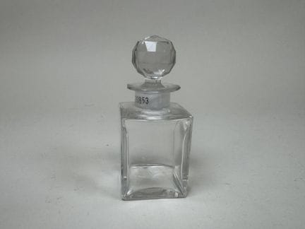 BACCARAT.
Kleine Flasche aus gegossenem Kristallgl