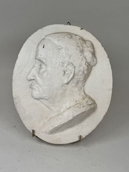 扬·古莱（Yann GOULET），20世纪（？）。
女性侧面像。
带签名并标注1934年年份的石膏