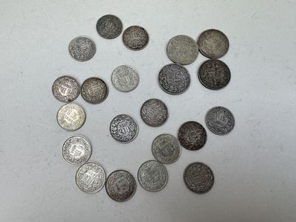 Silbermünzenset:
- 17 Stück à 1 Franc.
- 4 Stück à