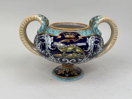 埃米尔·巴隆（1859-1929）——布卢瓦
彩釉陶制带底座杯，饰有皇家徽章图案。
背面有印记。
1