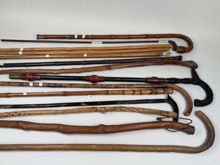 Collection de 14 cannes ou éléments de canne en bo