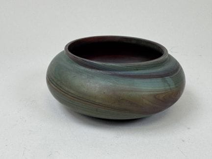 SEVRES.
Runde Schale aus marmoriertem Glas auf grü