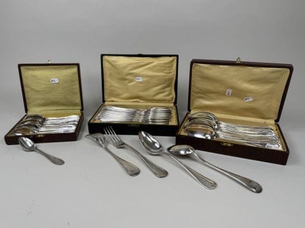 Set aus versilbertem Metall, bestehend aus:
- 12-t