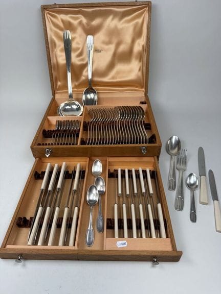 Besteckset aus versilbertem Metall, Modell mit Rif