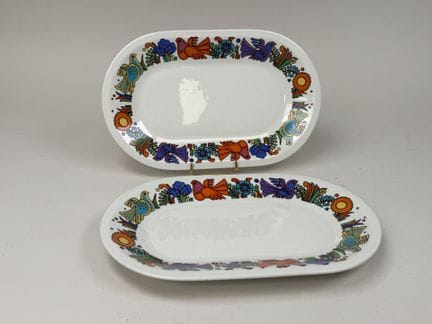 VILLEROY &amp; BOCH.
“ACAPULCO”款式。
一对彩釉陶盘，饰有风格化的鸟类