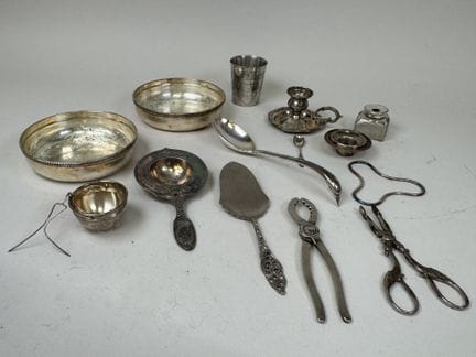 Set aus versilbertem Metall, bestehend aus:
- Chri