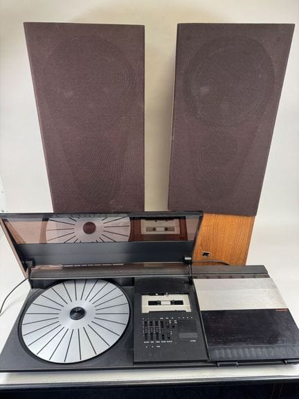 HI-FI-Anlage bestehend aus:
- BANG &amp; OLUFSEN.
