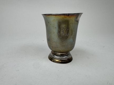 Trommel auf einem Ständer aus 958/1000er Silber, a