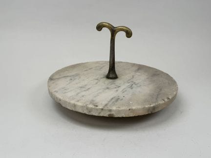 Rundes Serviertablett aus Marmor und Metall.
Höhe:
