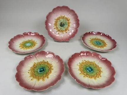 小杰罗姆·马西耶（1850-1916），瓦洛里斯。
一套5只彩绘陶制小盘，饰有风格化的花卉图案。
直
