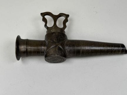 Fasshahn oder Zapfhahn aus Bronze.
Länge: 24 cm.