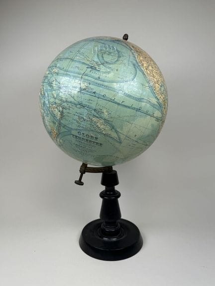 J. FOREST, Paris.
Large polychrome boiled-paper gl