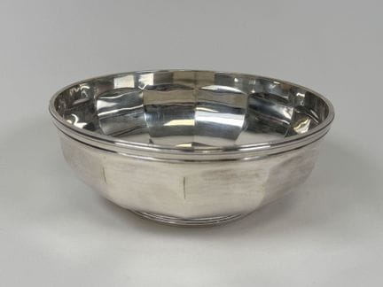 Gemüseschale auf einem versilberten Metallfuß mit 