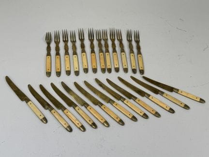 Set aus 12 Gabeln und 12 kleinen Dessertmessern au