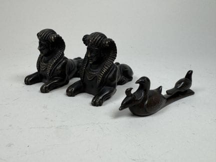 19世纪末风格。
两只斯芬克斯像。
一对经做旧处理并经凿刻的青铜雕像。
长10.5厘米。
另附一件描