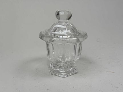 BACCARAT.
Senfglas aus gegossenem Kristall.
H. 11 
