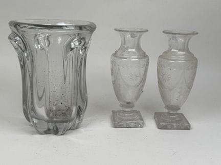Das Set umfasst:
- ein Paar kleiner Glasvasen mit 