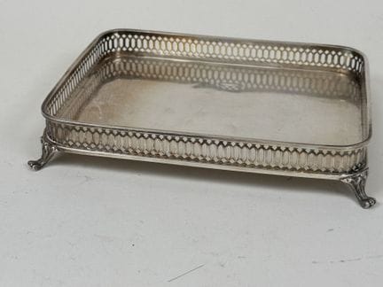 Kleines Serviertablett aus versilbertem Metall, mi